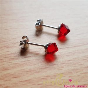 Petits cubes en cristal de luxe rouge montés en boucles d&rsquo;oreilles : SPARK