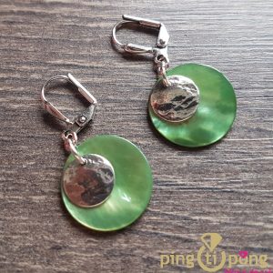 Boucles d&rsquo;oreilles en nacre verte et argent « La Petite Sardine »