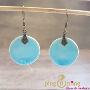 Boucles rondes en céramiques émaillées bleu ciel de C. ALLOING