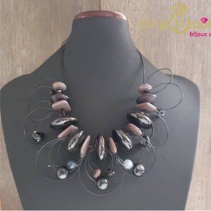 Collier boucles et perles céramiques et bois dans les tons foncés