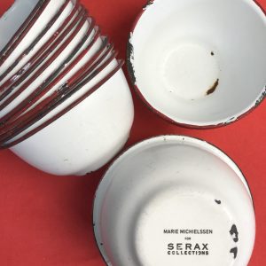 Lot de 27 bols en émail blanc liseré rouge SERAX