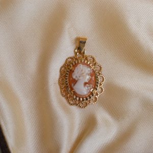 Pendentif Camée décor dentelle