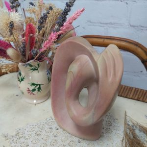 Petite sculpture abstraite pierre lisse rose