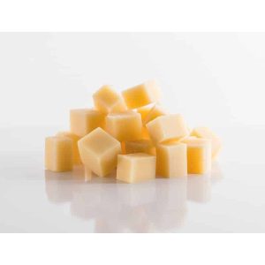Plateau de cubes de vieux fromage
