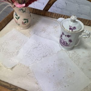 Ensemble napperons carrés vintage broderie et franges