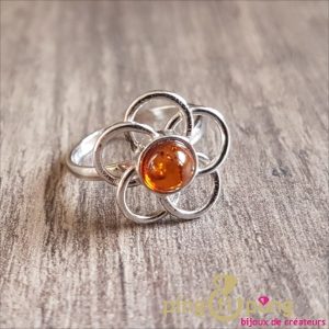 Bague fleur en argent rhodié et perle d&rsquo;ambre de Balticambre