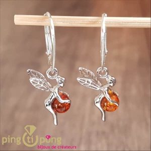 Boucles d&rsquo;oreilles Balticambre fée clochette en argent tenant une perle d&rsquo;ambre en dormeuses Balticambre