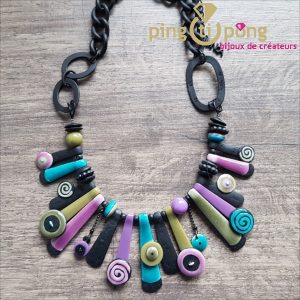 Collier en métal noir mat et émail multicolore