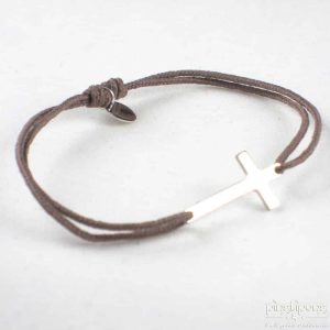 bijoux L&rsquo;AVARE – petite croix en argent montée en bracelet avec un fil de coton marron taupe
